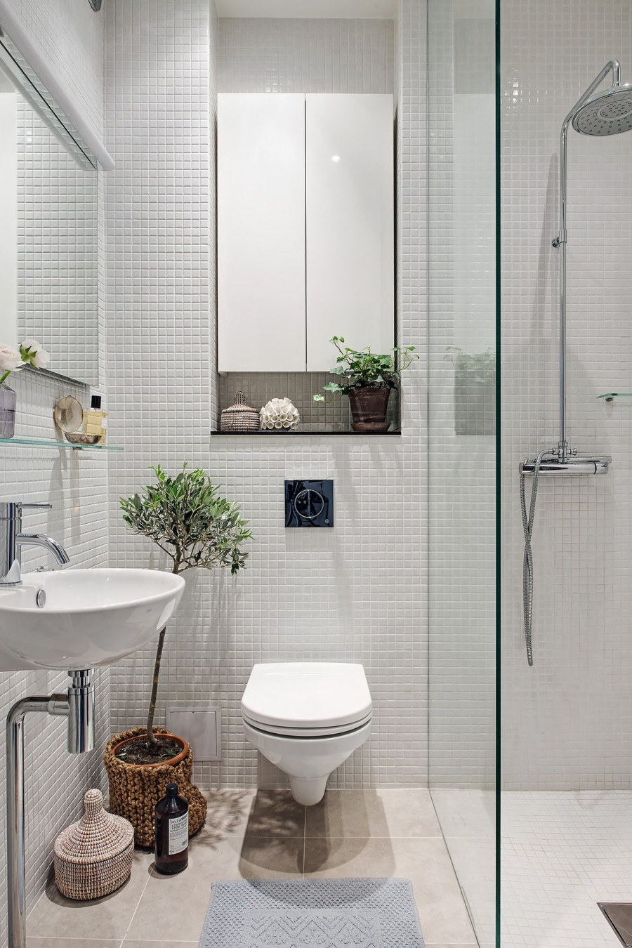 Маленький туалет с душевой