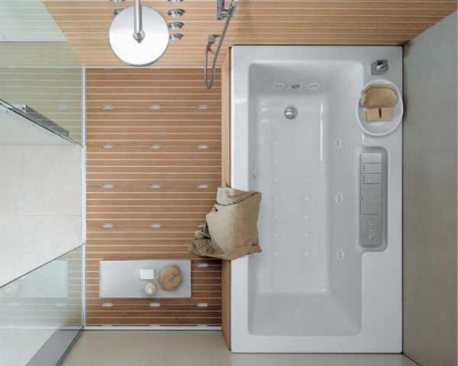 Ванная и душевая кабина рядом