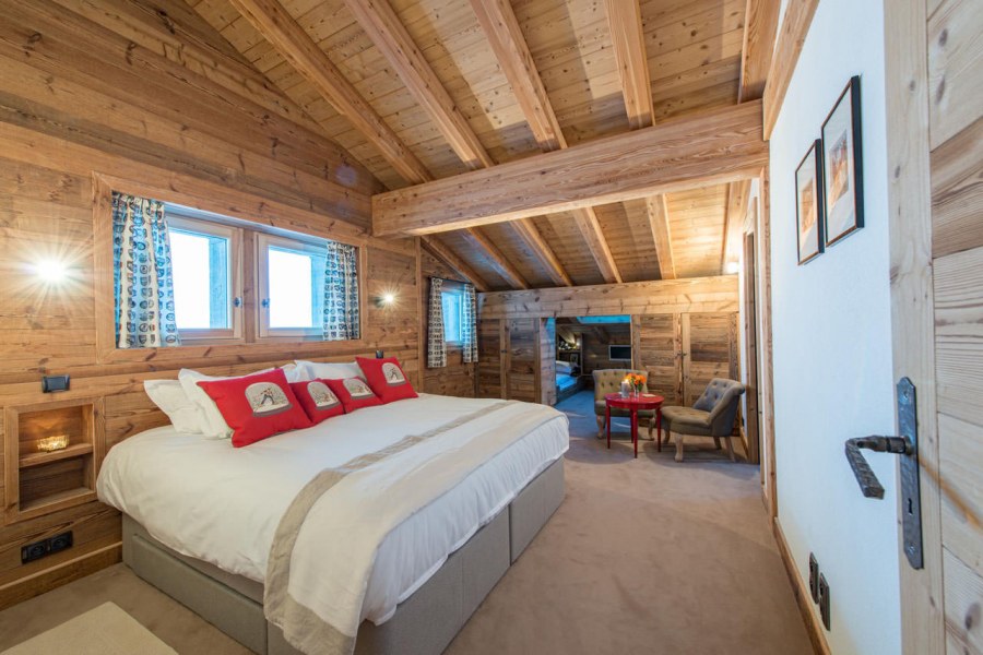 Спальня в бревенчатом доме мансардный этаж