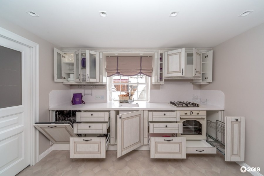 Бежевая деревянная кухня