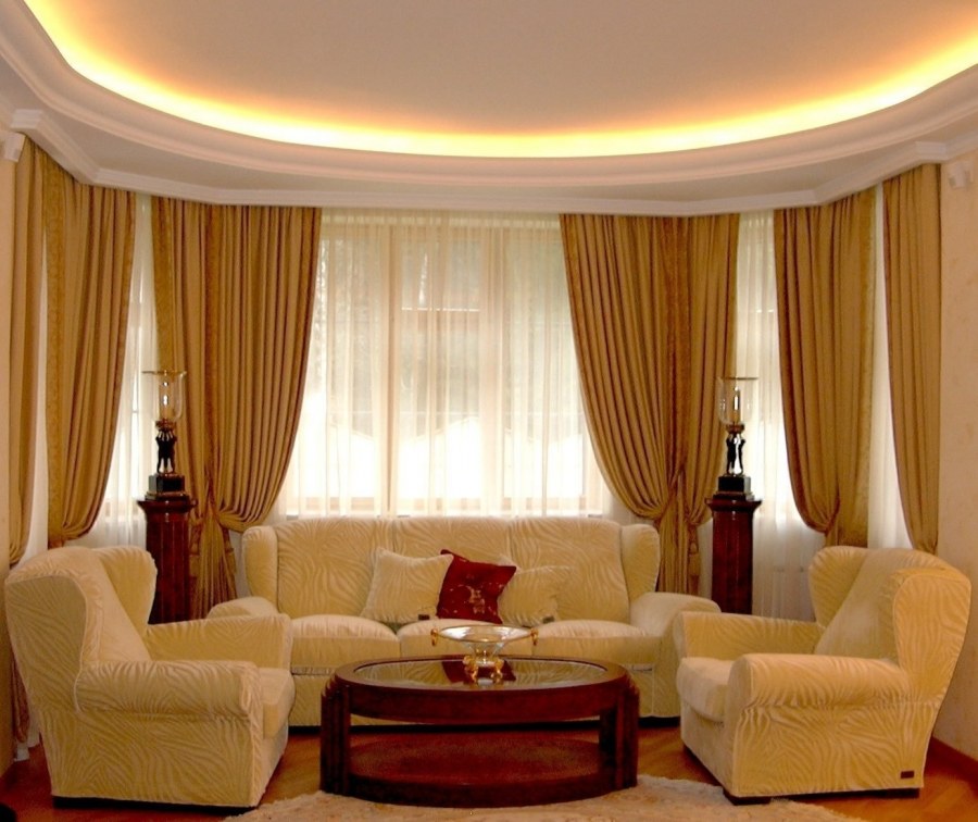 Шторы в зал с эркером