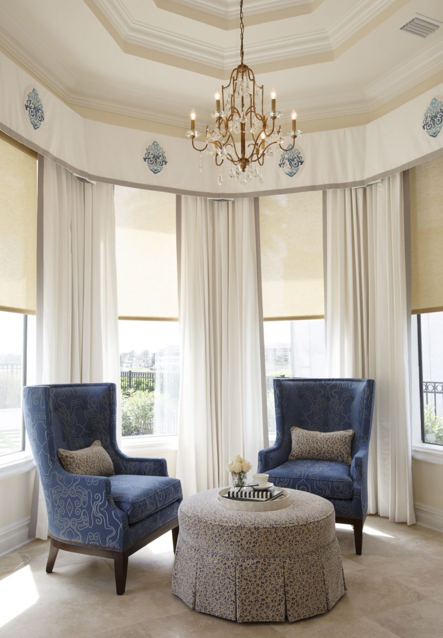 Шторы на эркерное окно в гостиной