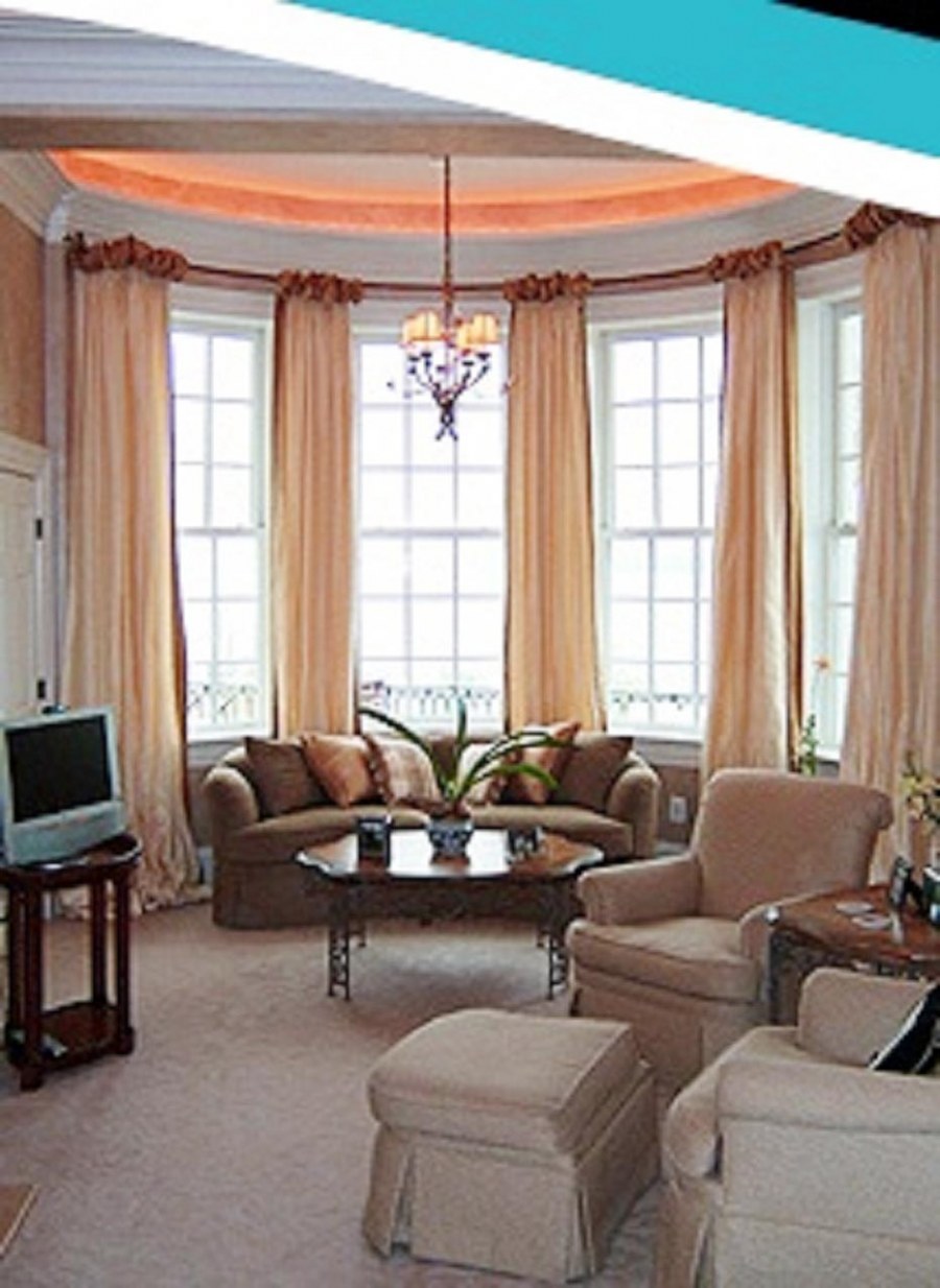 Гостиная с полукруглым окном