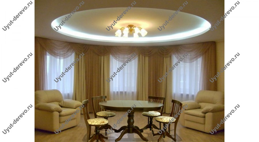 Потолок в зале с эркером