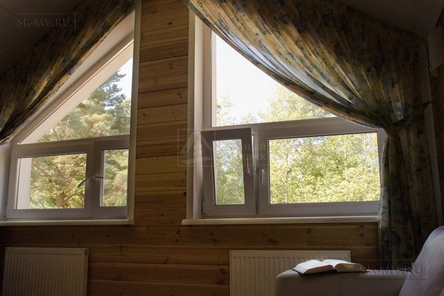 Дом со скошенными окнами