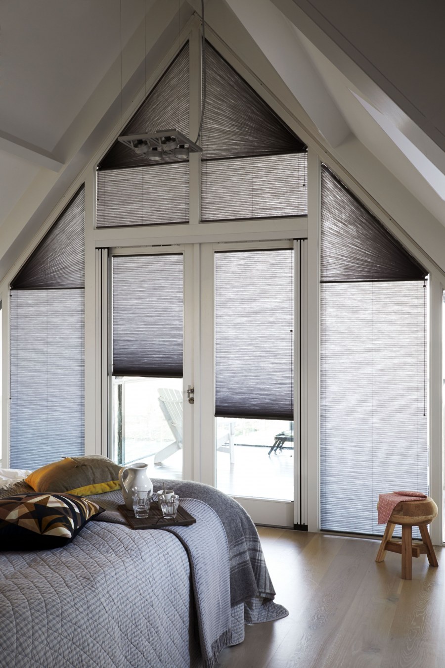 Шторы на скошенные окна