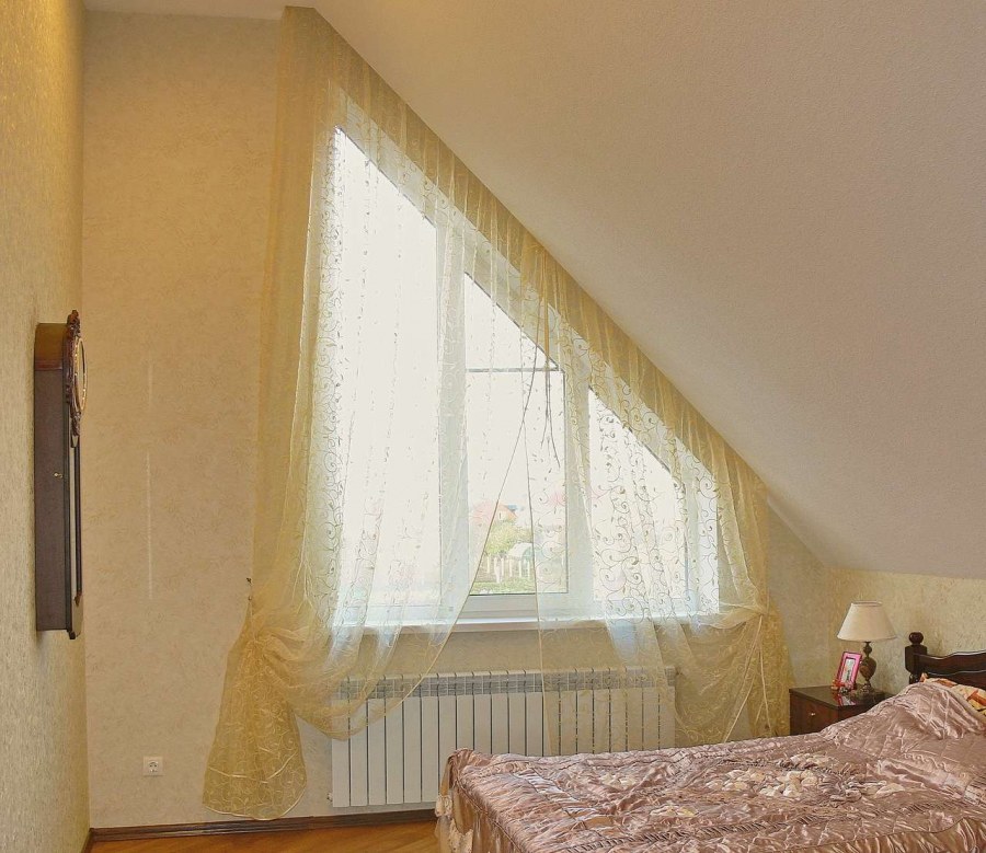 Шторы на мансардном этаже