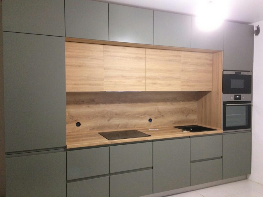 Прямая кухня с антресолями