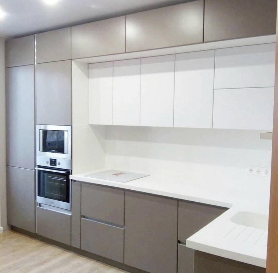 Кухня с антресолью