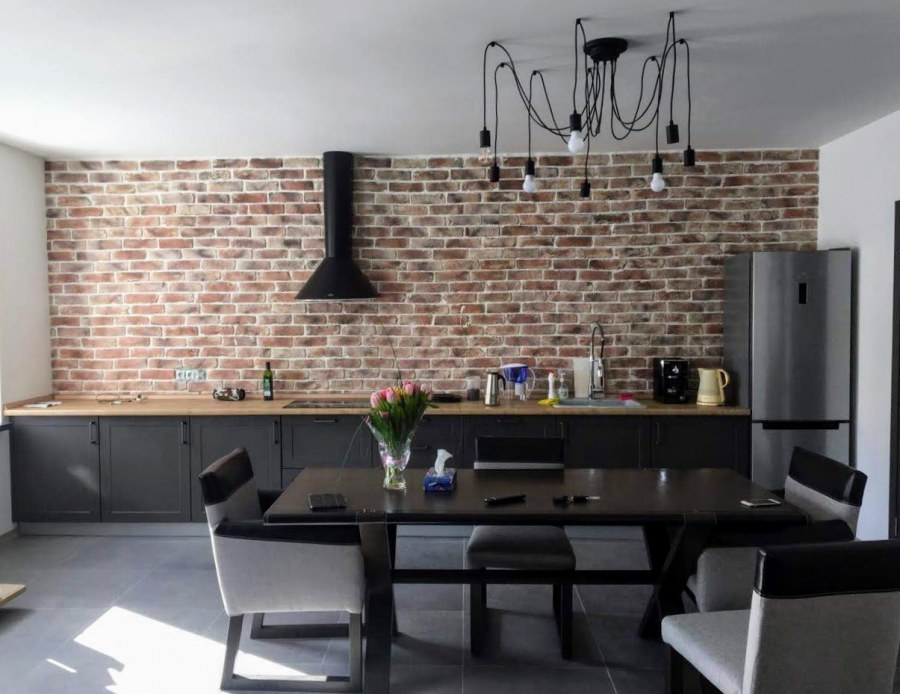 Кухня лофт с кирпичным фартуком