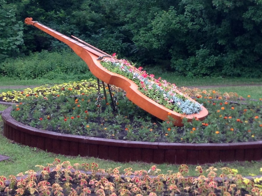 Клумба из пенька