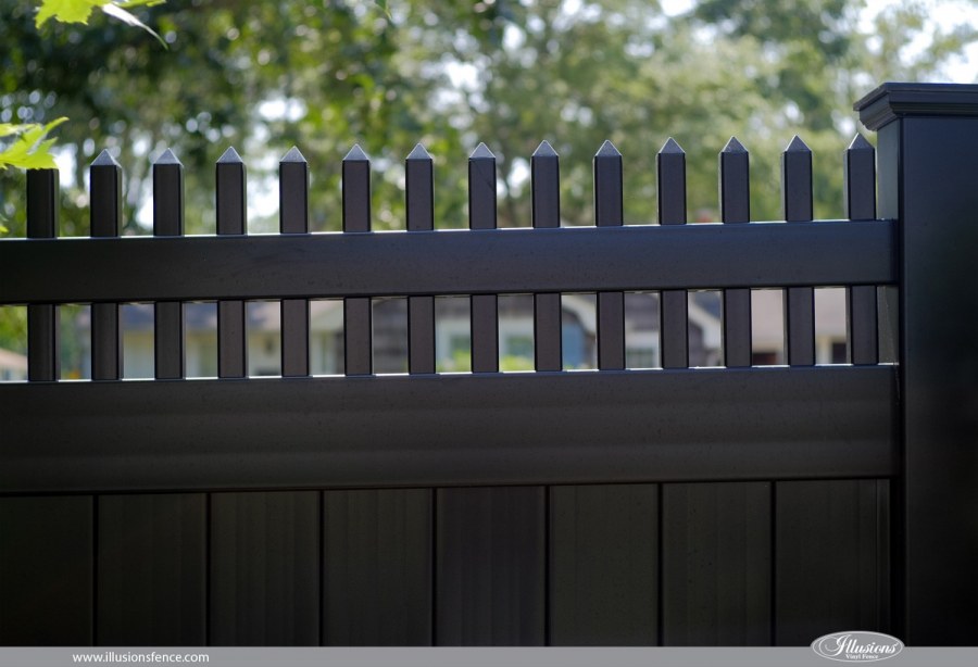 Темный деревянный забор