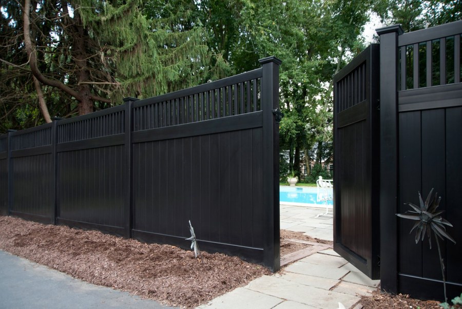 Черный забор современный