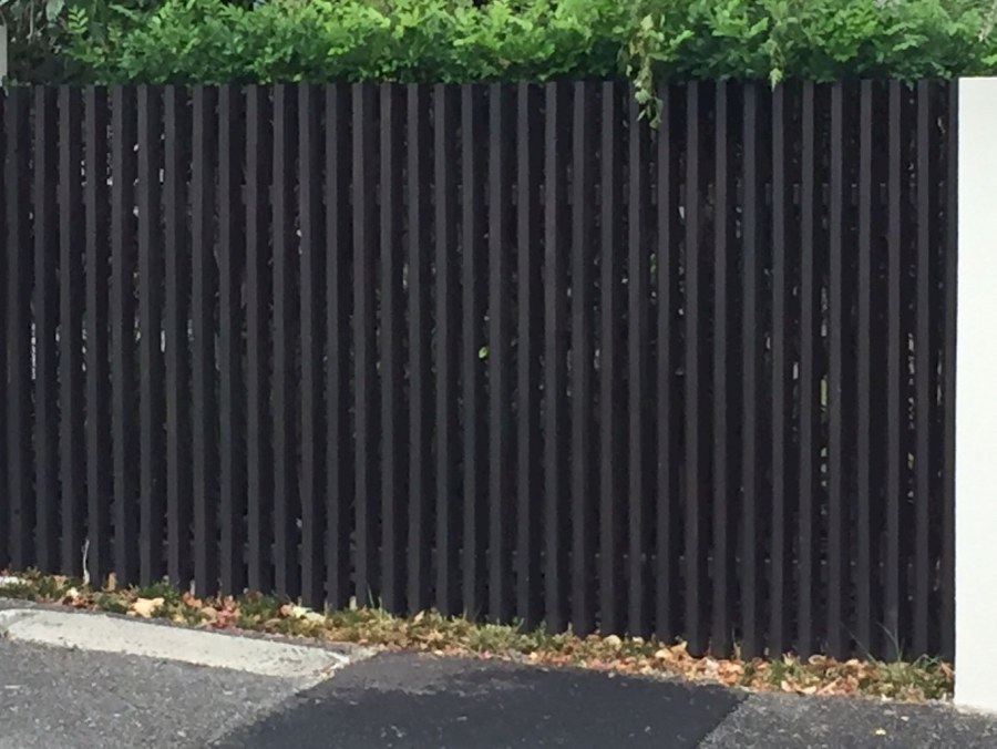 Заборы из дерева черного цвета