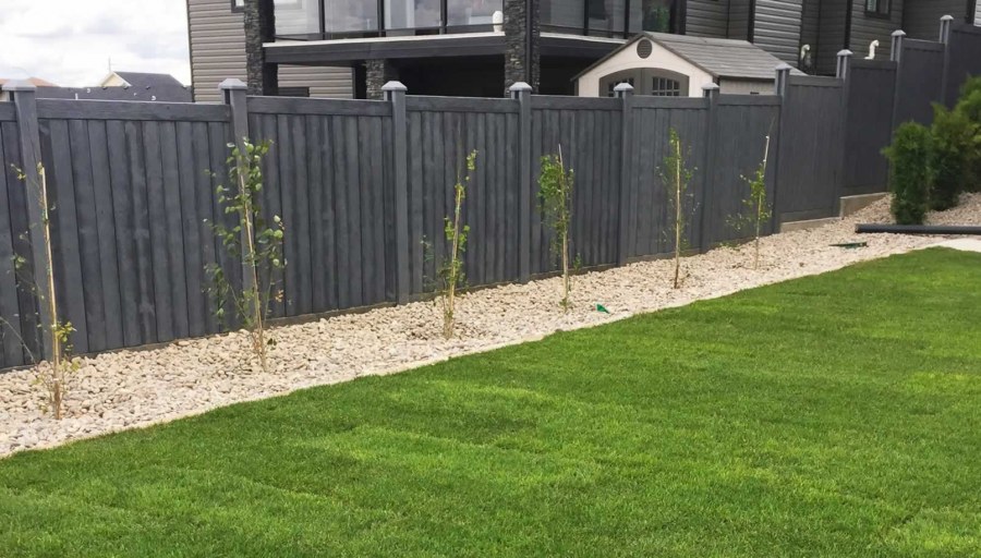 Черный забор из дерева