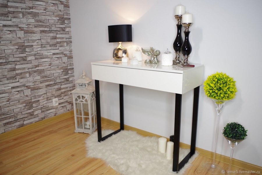 Консольный стол