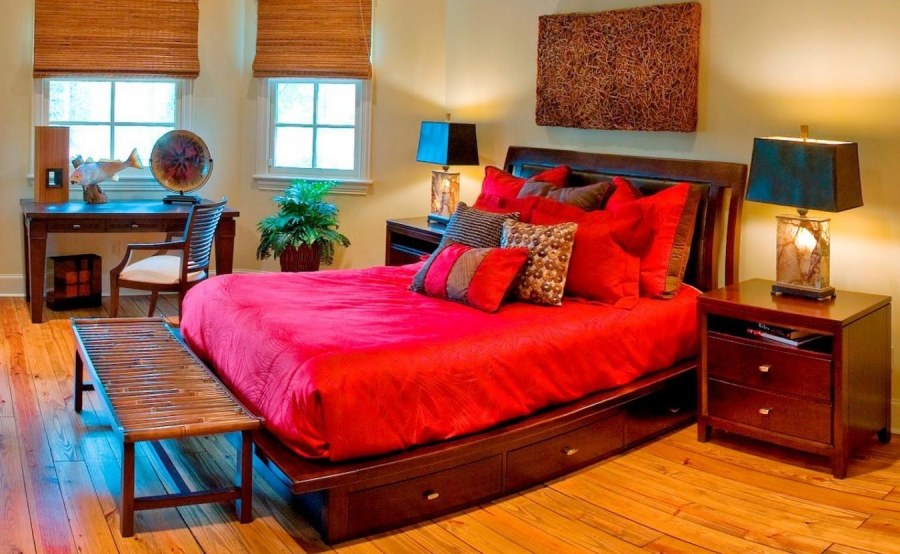 Яркая кровать в интерьере