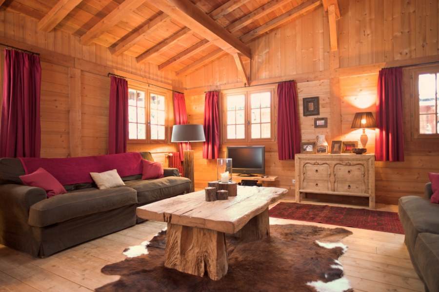 Дачная гостиная в стиле Шале