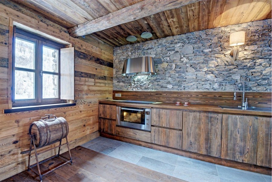 Отделка стен необрезной доской в доме