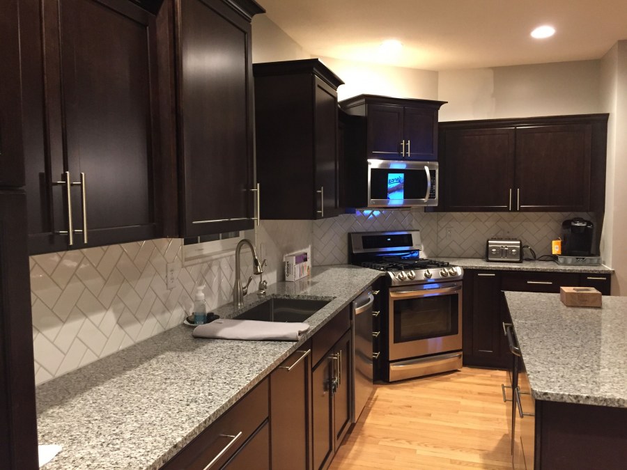 Темная кухня с темной столешницей