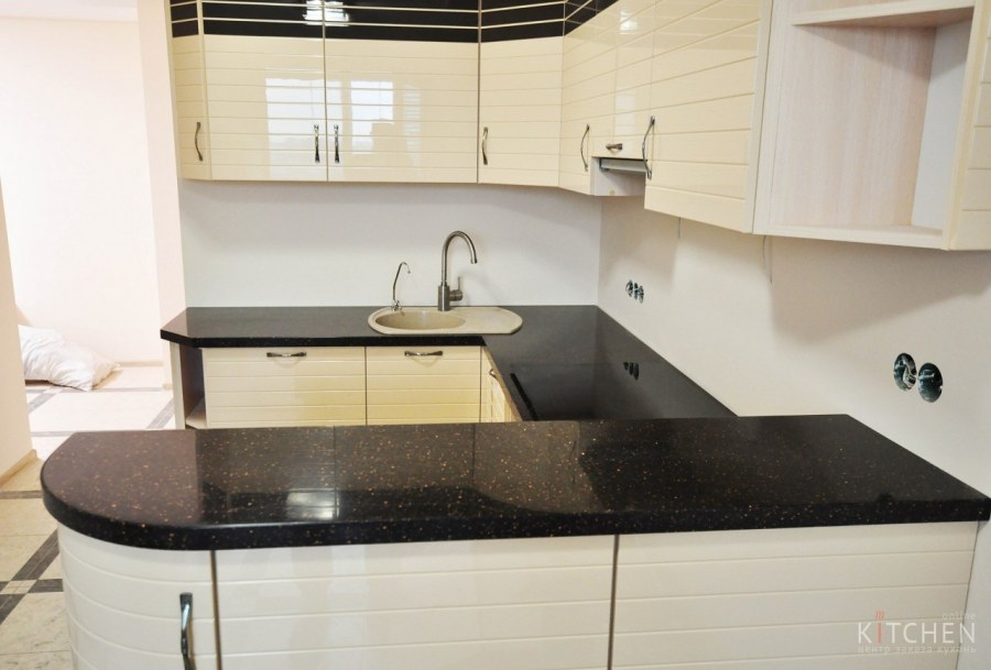 Кухня с коричневой столешницей