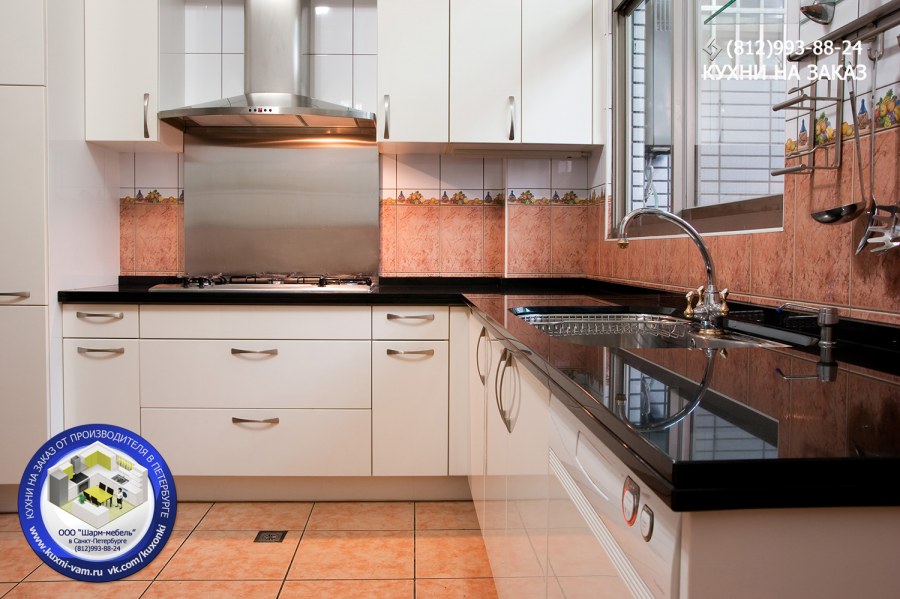 Песочные кухни с темной столешницей