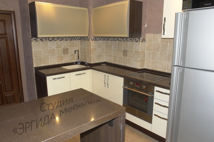 Коричневая столешница и светлые фасады