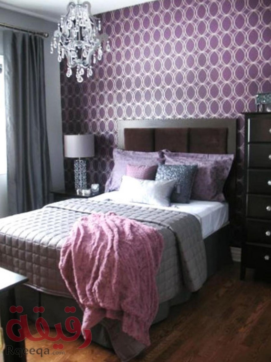 фиолетовая комната с коричневой мебелью