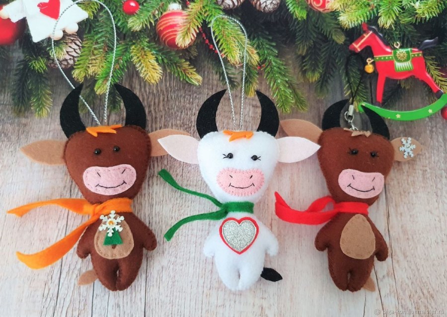 Бык из фетра