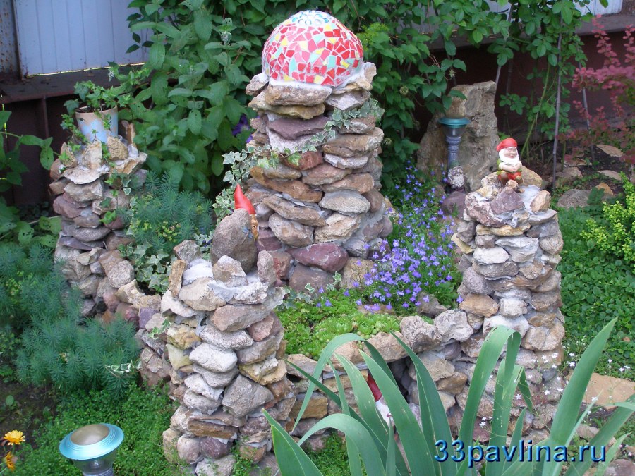 Фигурка замка из камней для сада