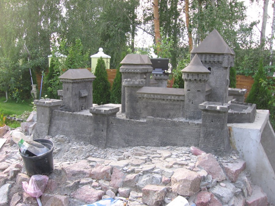 Альпийская горка в виде замка