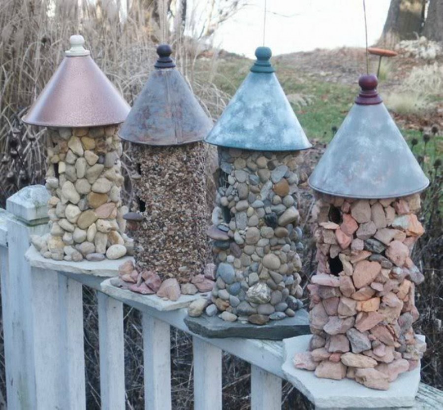 Домики из гальки для декора сада