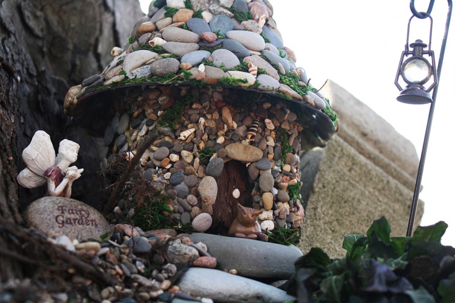 Садовый декор домики из камешков