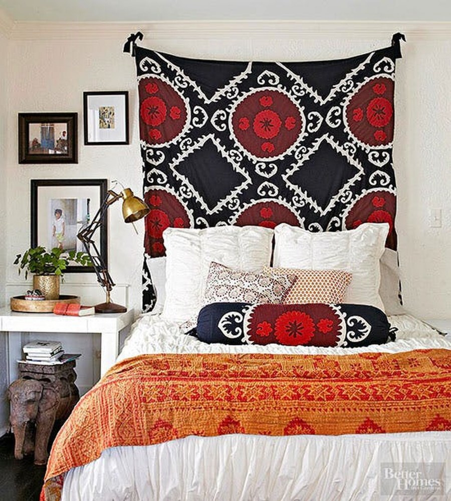 Ковер на стене в спальне