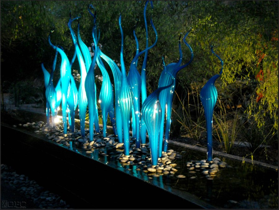 Необычное освещение сада