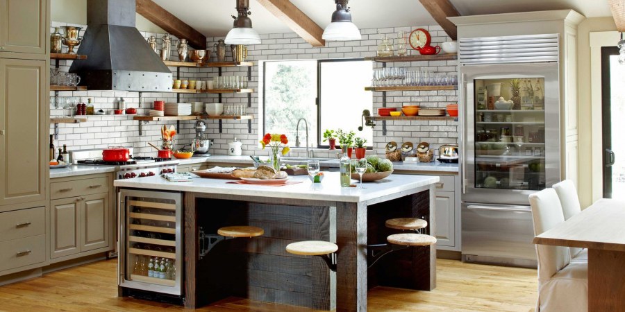 Кухня в стиле лофт в деревянном доме