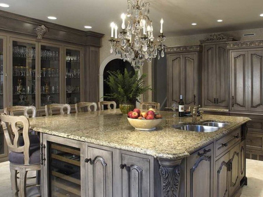 Кухня с островом в классическом стиле