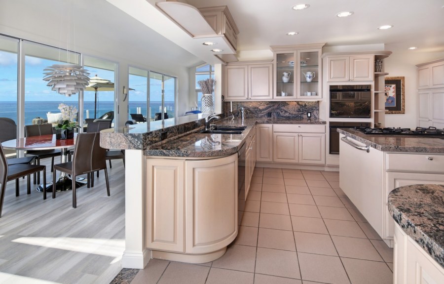 Красивая богатая кухня