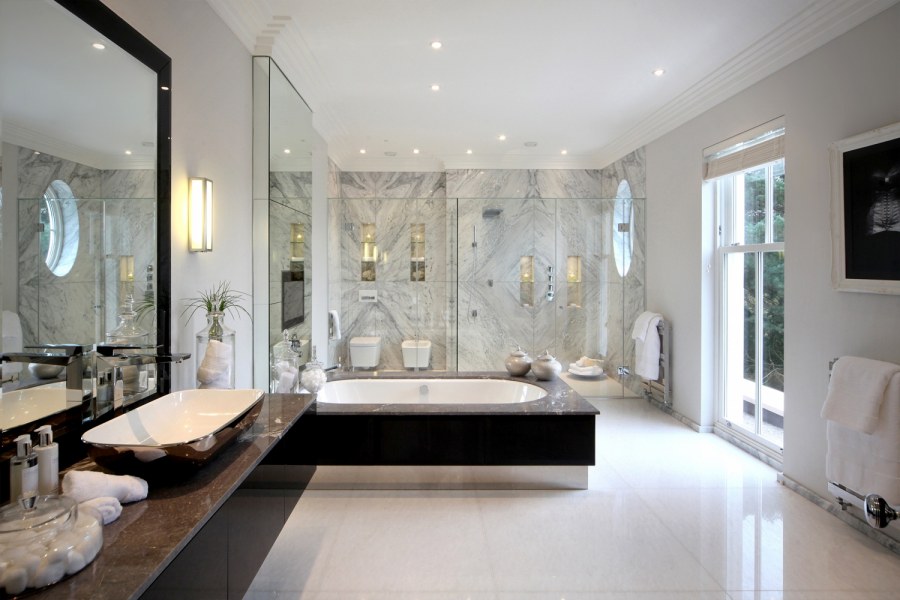 Интерьер ванной с круглой ванной