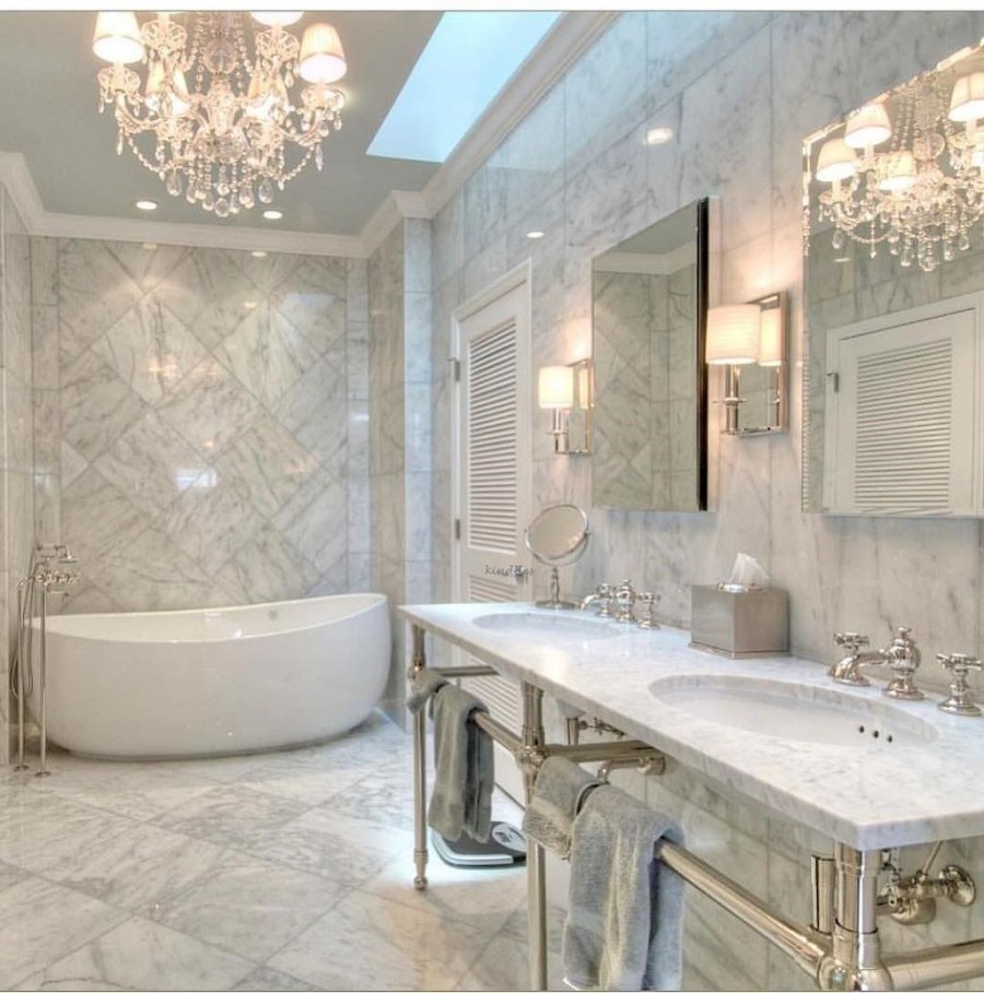 Натяжной потолок в ванной