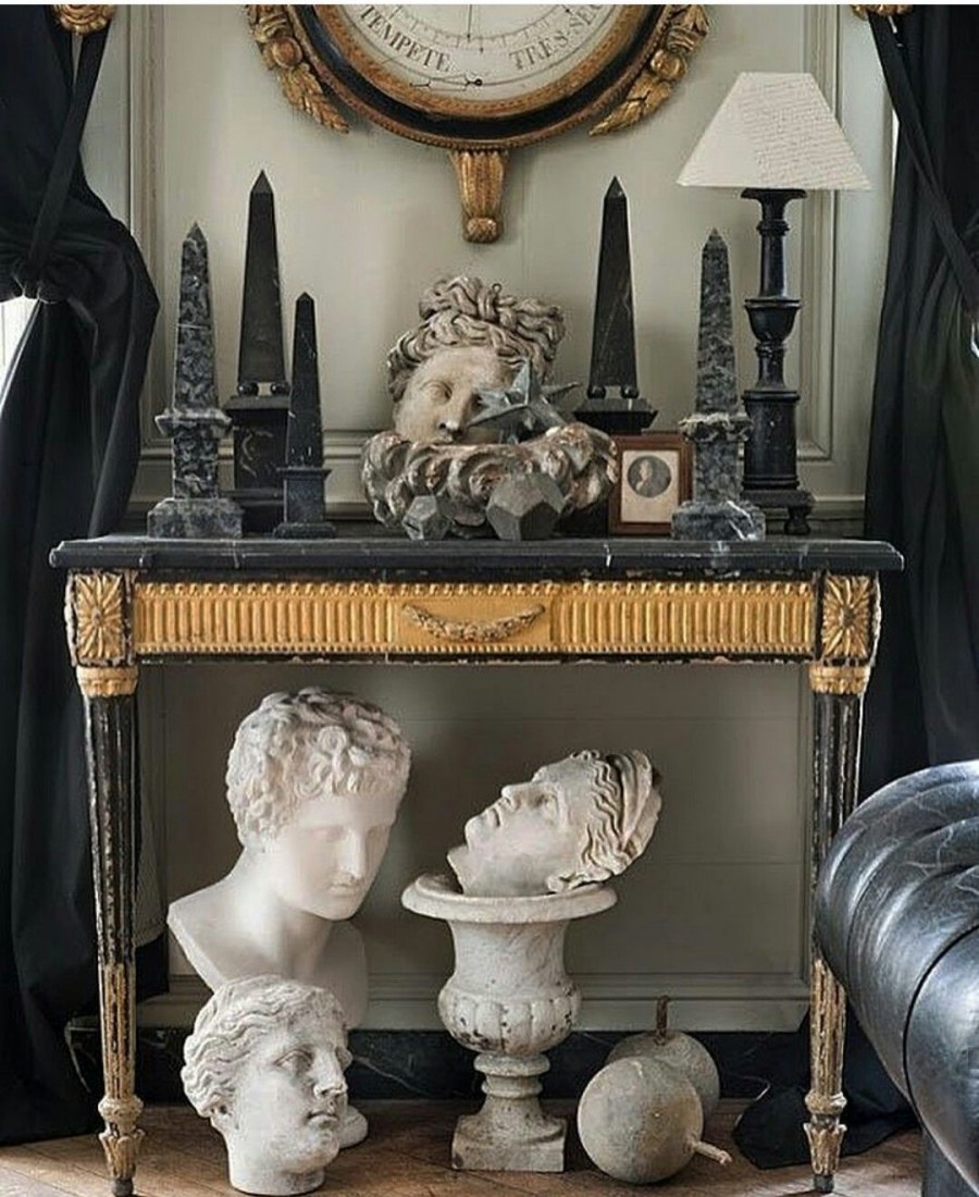 Статуэтки для интерьера гостиной