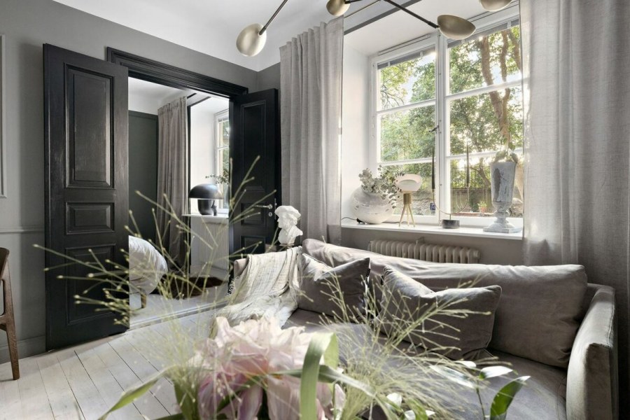 Комната с серыми стенами