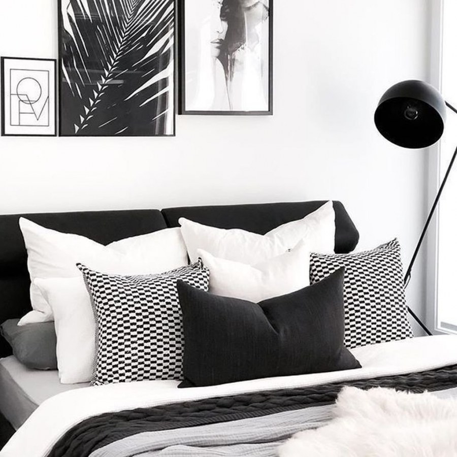 Бело черная спальня
