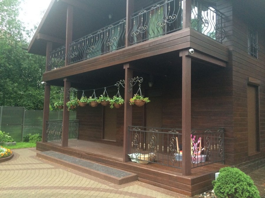 Терраса под балконом