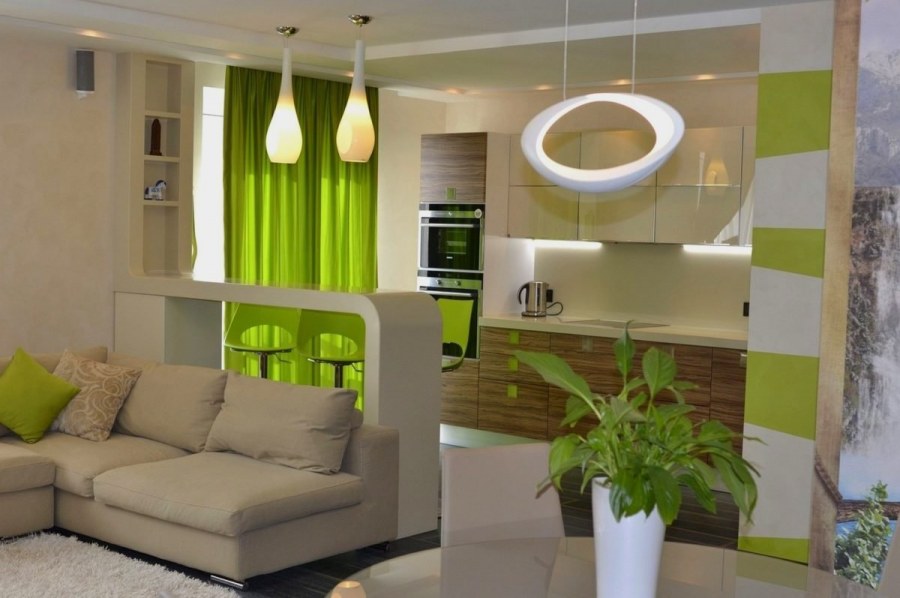 Гостиная с зелеными акцентами