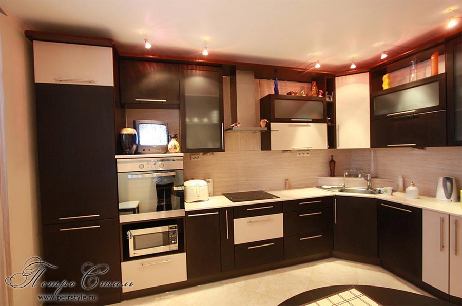 Кухня двухцветная в коричневых тонах