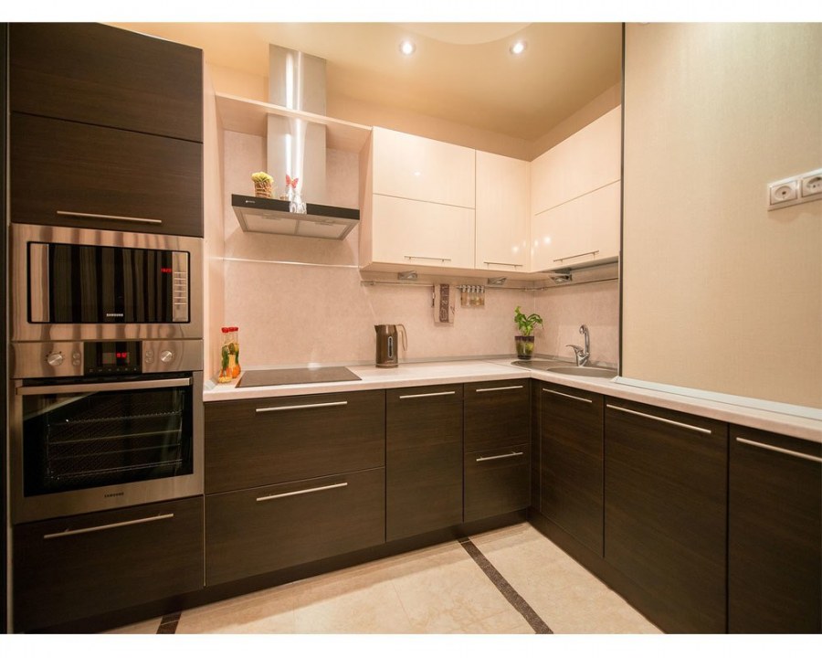 Кухонный гарнитур коричневый с бежевым