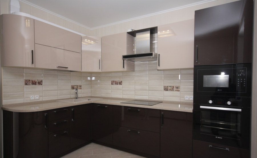 Двухцветные глянцевые кухни