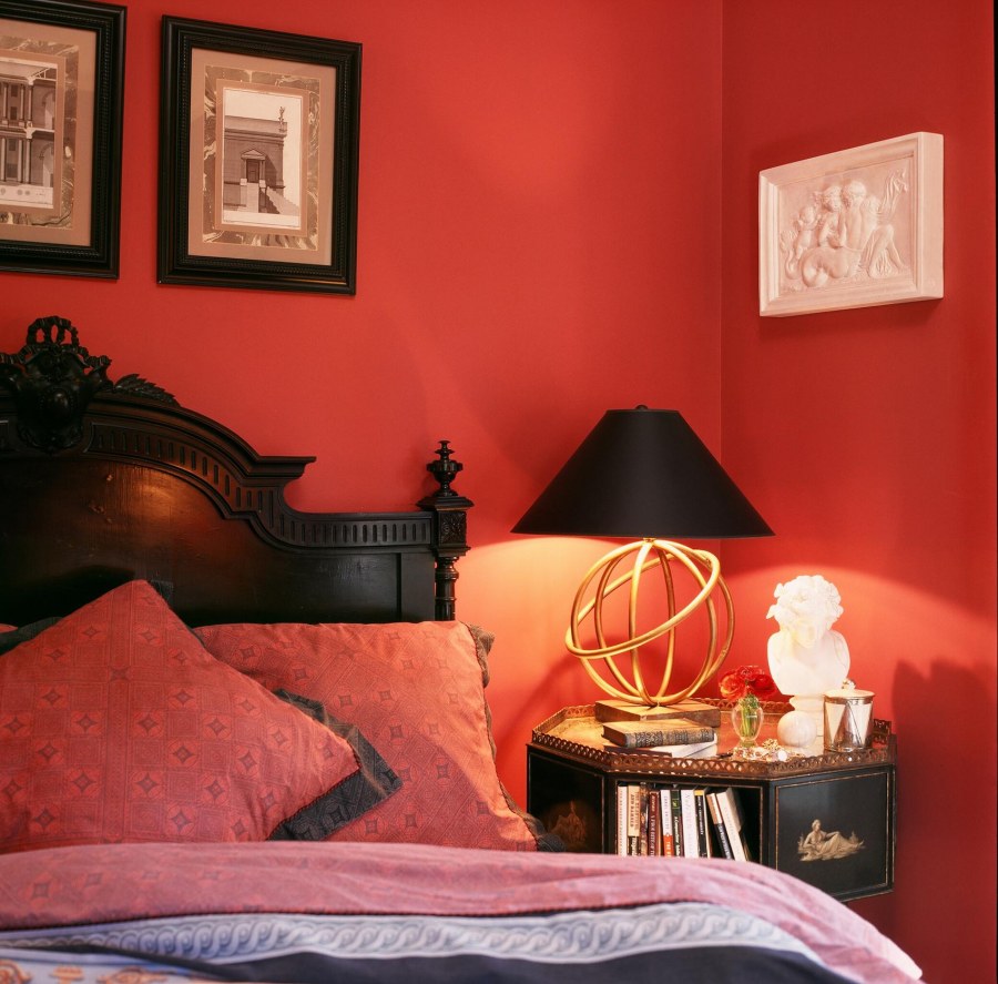 Идеи отделки спальни в красных тонах