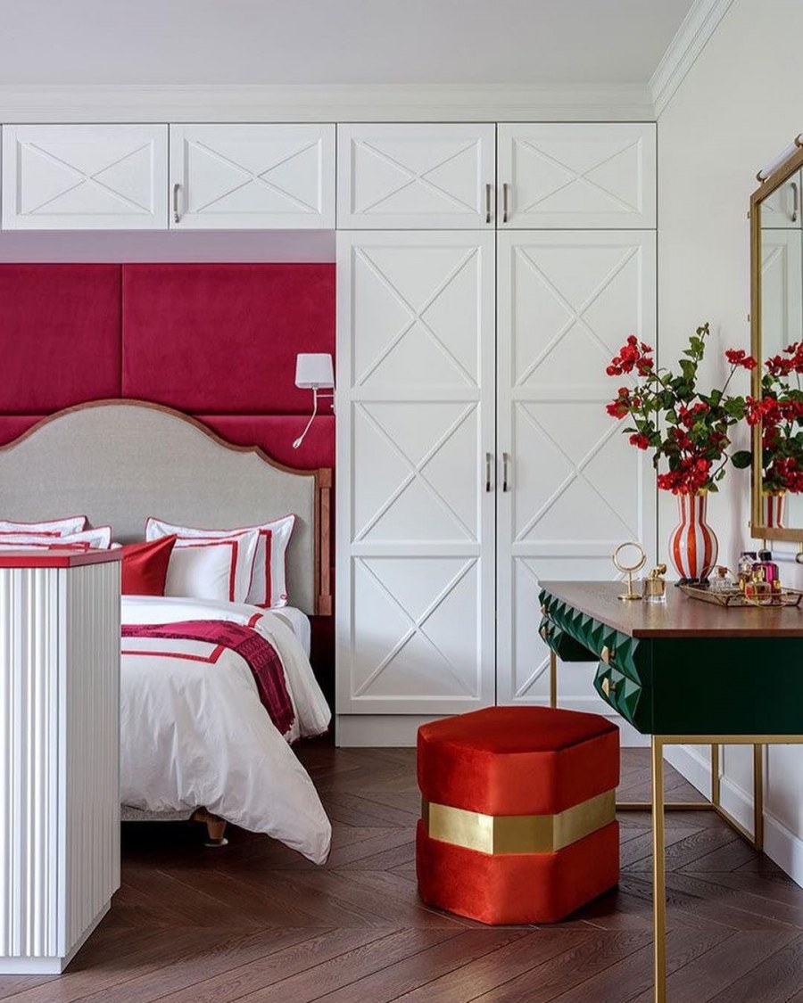 Бело красный интерьер спальни